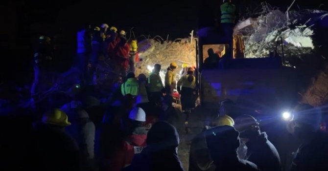 Tunceli AFAD ve Makedon ekip, 114 saat sonra depremzedeyi enkazdan canlı çıkardı