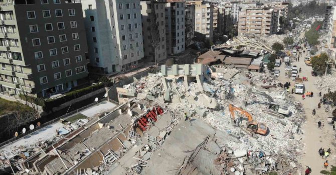 Hatay’da enkaz kaldırma çalışmaları havadan görüntülendi