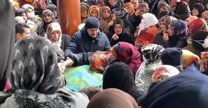 Depremde göçük altında kalan kadın son yolculuğuna uğurlandı