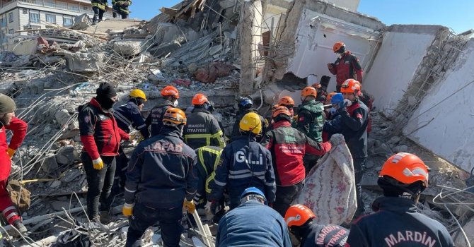 Enkazdan 129. saatte 6 kişi kurtarıldı