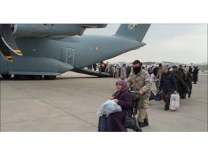 Malatya’daki depremzedeler uçaklarla Ankara’ya taşınmaya devam ediyor