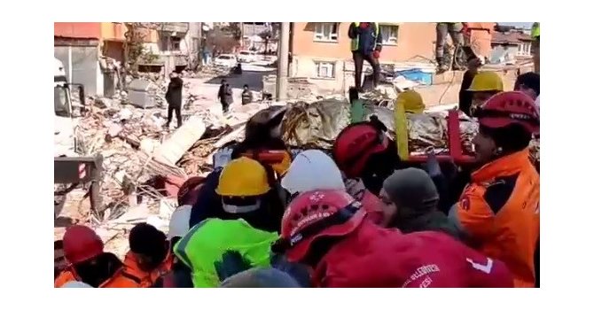 Hamile kadın 129 saat sonra enkazdan çıkartıldı