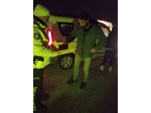Polis ekiplerinden görenlerin içini ısıtan davranış