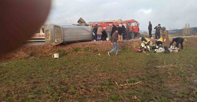 Minibüsle otomobil çarpıştı: 3 ölü 7 yaralı