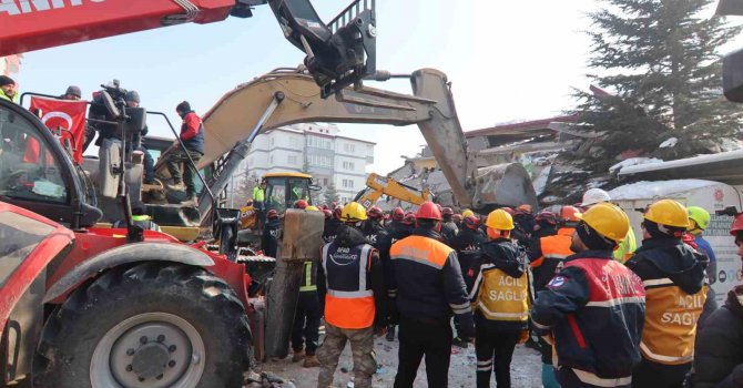 121. saatte depremin kalbinde tüm ekipler, Ülkü’yü çıkarmak için seferber