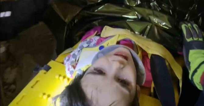 Polis baba ve 4 yaşındaki oğlunun enkazdan çıkarılma anı