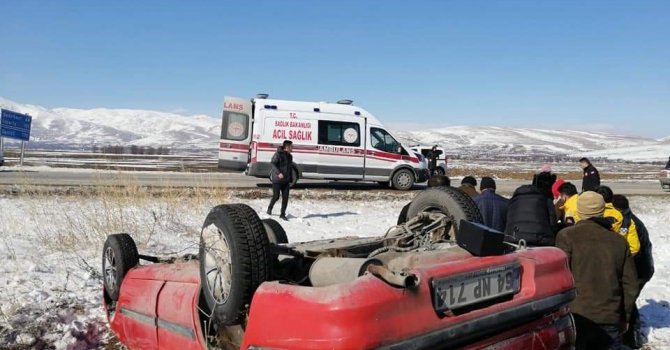 Şarampole devrilen otomobilde 5 kişi yaralandı.