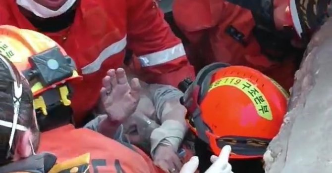 Ümit Teyze umudunu kaybetmedi, 130 saat sonra sağ olarak kurtarıldı