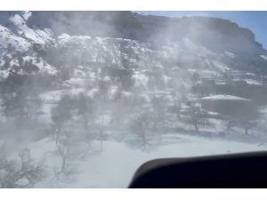 Mehmetçik, deprem nedeniyle ulaşılamayan köylere helikopterle yardım götürüyor