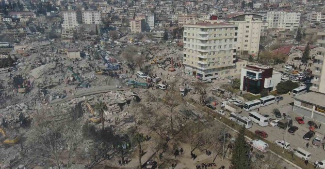 Büyük yıkım yaşanan Kahramanmaraş’ta bu binanın camları bile çatlamadı