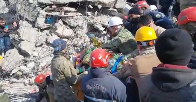 Canik ekibi 129 saat sonunca enkazdan çocuk kurtardı