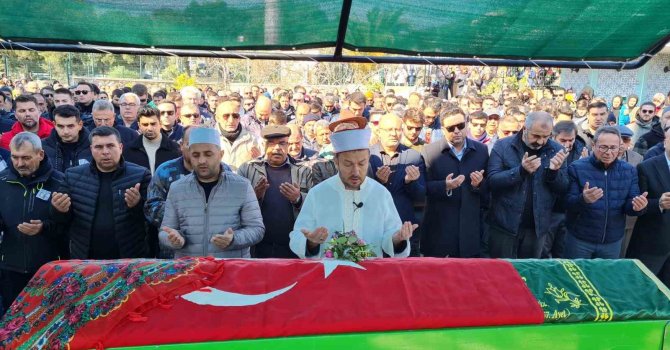 Eşiyle enkaz altında hayatını kaybeden Hatice öğretmen son yolculuğuna uğurlandı