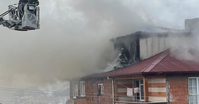 Binanın çatısında çıkan yangın paniğe sebep oldu