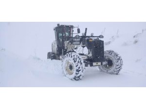 Elazığ’da kardan dolayı kapanan 12 köy yolunda çalışmalar sürüyor