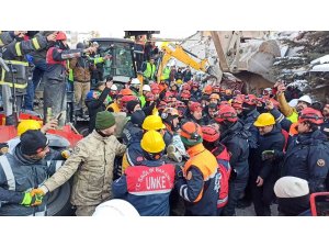 Depremin 122. saatinde 34 yaşındaki Ergin Güzeloğlu enkazdan sağ olarak çıkarıldı