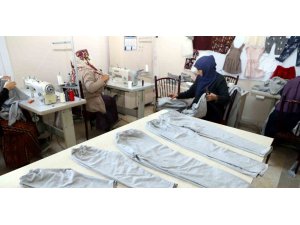 Akdeniz Belediyesi depremzedeler için üretiyor