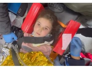 132. saatte kurtarılan 5 yaşındaki Şengül, hayata öpücük atıp "sarı kola istiyorum" dedi.