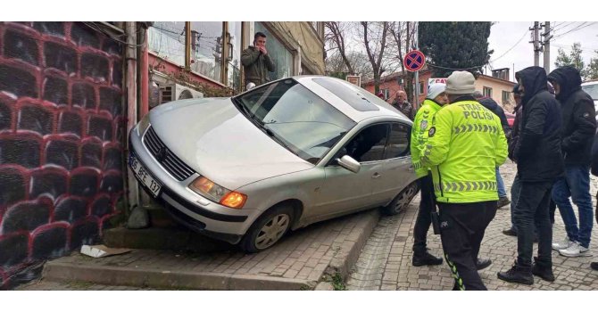 Sürücü el frenini çekmeyi unuttu, facianın eşiğinden dönüldü