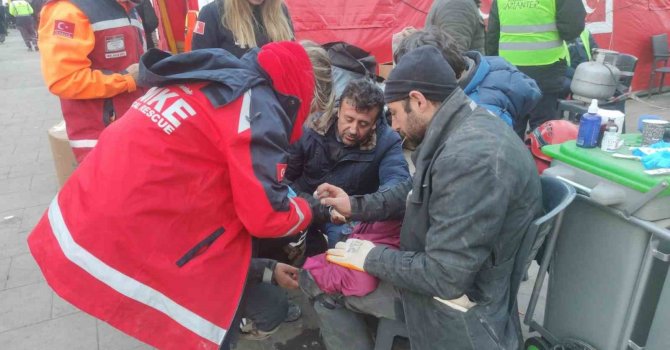 135 saat sonra enkazdan çıkan kedi tedavi altına alındı