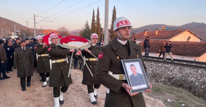 Depremde hayatını kaybeden astsubay ve ailesi toprağa verildi