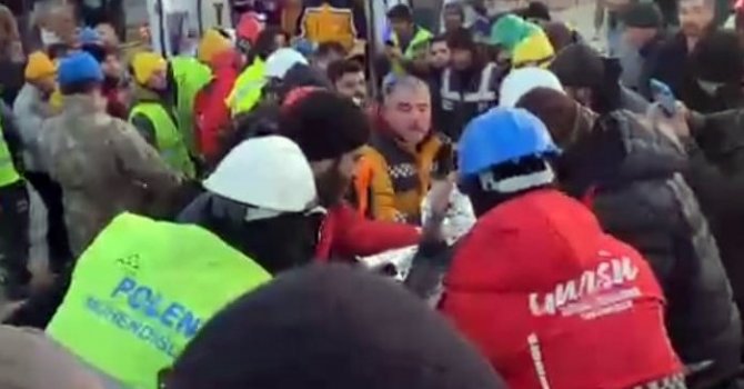 Depremden 5 gün sonra kurtarıldı, elindeki tespihle enkazdan çıkarıldı
