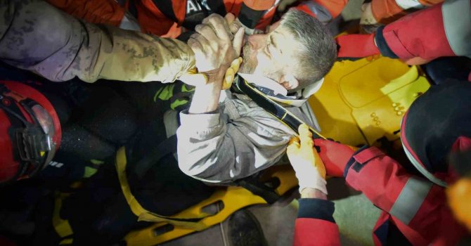 138 saat sonra enkazdan çıktı, umutla elini salladı, askerin elini öptü