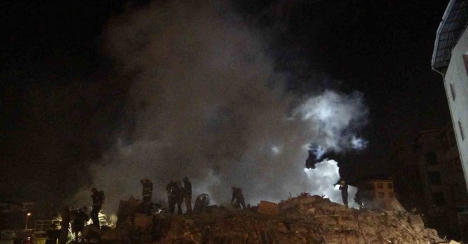 Enkazda çalışmalar sırasında çıkan yangını ekipler söndürdü