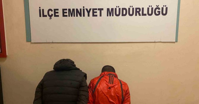 Kepenklerini araçla çarpıp kırdıkları işyerini soydular