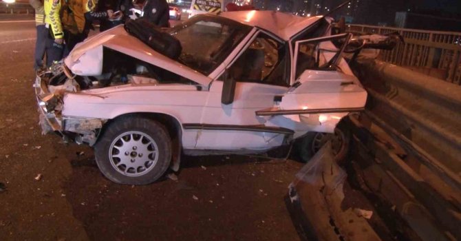 Ataşehir’de iki araç duraklama yapan otomobile çarptı: 4 yaralı