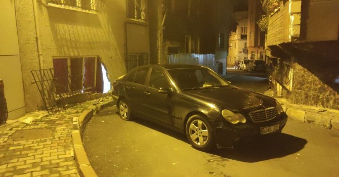 Fatih’te el freni çekilmeyen otomobil çarptığı evin duvarını yıktı