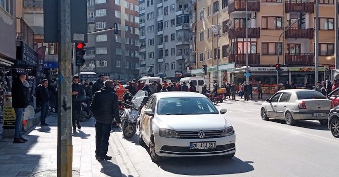 Otomobille çarpışan motosikletli kurye ağır yaralandı