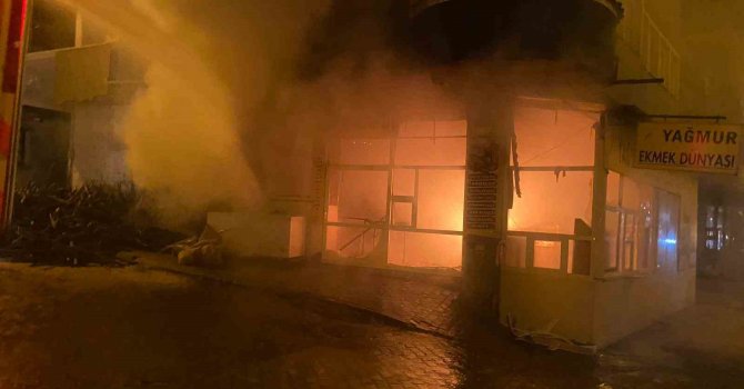 Deprem bölgesinde fırın yandı