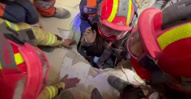 Depremin 147. saatinde 10 yaşındaki çocuk enkazdan sağ çıkarıldı