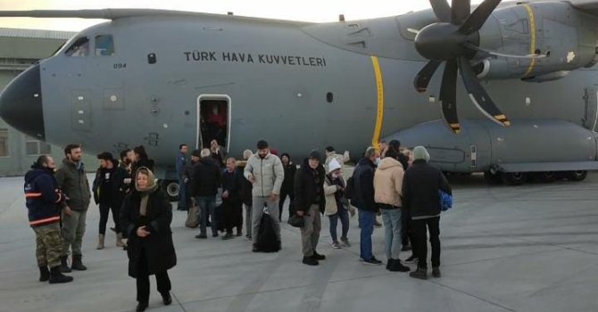 Adana’daki 255 kişi Türk Silahlı Kuvvetleri’ne ait uçakla İstanbul’a getirildi