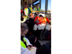 Enkaz başında yorgunluğunu unutan ekiplerin yürek ısıtan görüntüleri