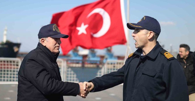 Bakan Akar, TCG Sancaktar’da depremzedeleri ziyaret etti