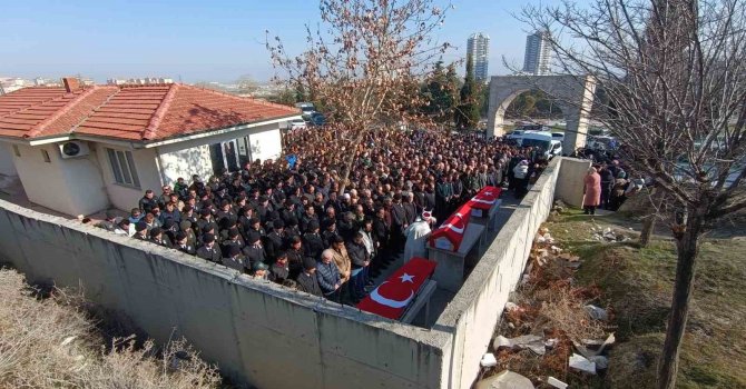 Depremde hayatını kaybeden astsubay ve ailesi son yolcuğuna uğurlandı