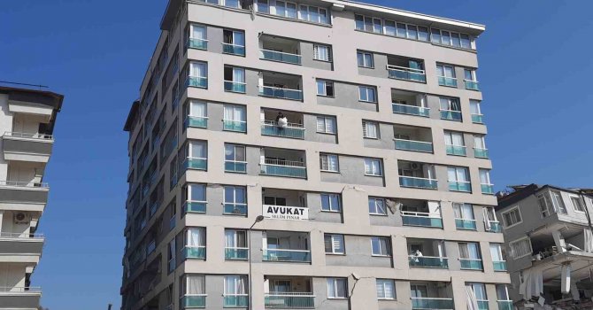 Deprem bölgesinde 7. kattan eşya alan adam canını hiçe saydı