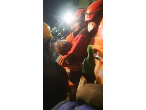 Depremin 137. saatinde hamile kadın ve 3 yaşındaki kızı kurtarıldı