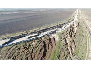 Depremin merkezinden korkunç görüntü: Yol yarıldı, devasa çatlaklar oluştu