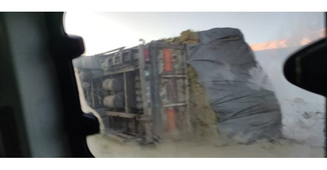 Kop Dağı’nda saman yüklü kamyon devrildi sürücünün burnu bile kanamadı