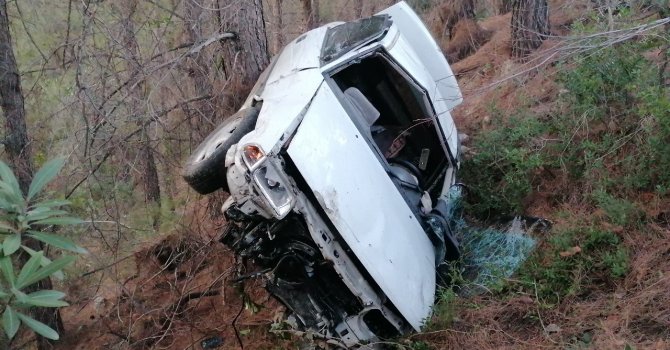 Depremzedelerin içerisinde bulunduğu otomobil şarampole yuvarlandı: 3 yaralı