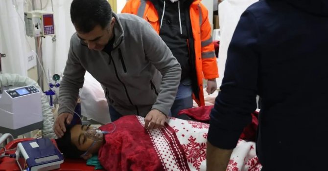 Hatay’da 150 saat sonra anne ve oğlu sağ kurtarıldı