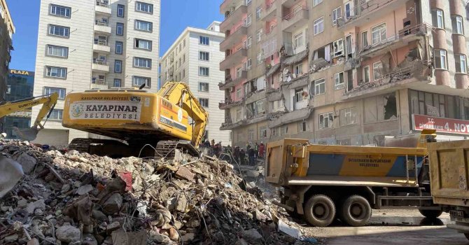 Diyarbakır’daki enkazlarda arama kurtarma çalışmaları devam ediyor