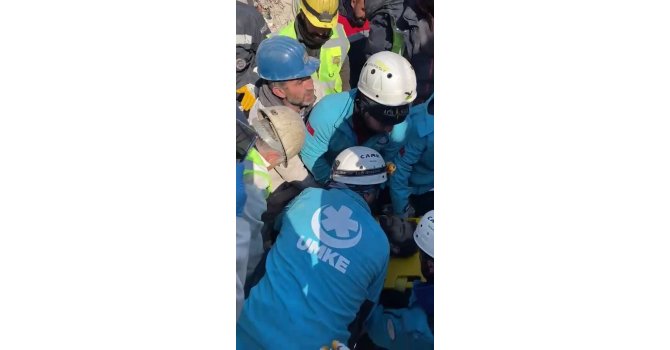 152 saat sonra enkazdan sağ çıkarıldı