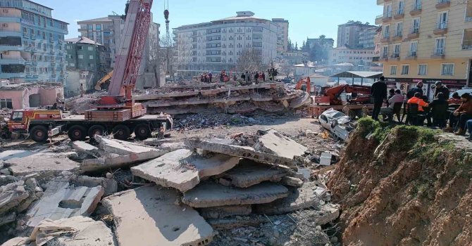 Enkaza dönen apartmanın 7 ayrı noktasında arama kurtarma çalışması yapılıyor