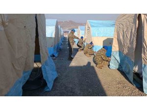 Mehmetçik depremin ilk gününden bu yana çadır kurmaya devam ediyor