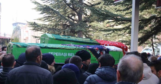 Depremde hayatını kaybeden Özlem öğretmen ve 5 yaşındaki kızı toprağa verildi