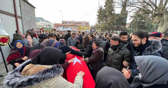 Depremde hayatını kaybeden teğmen, çocuğuyla birlikte son yolculuğuna uğurlandı