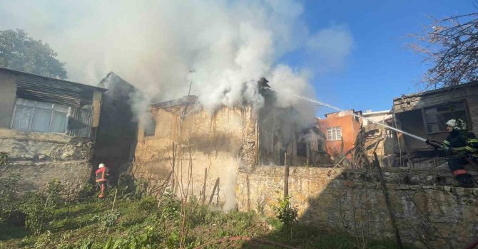 Mersin’de 3 ev yangından zarar gördü